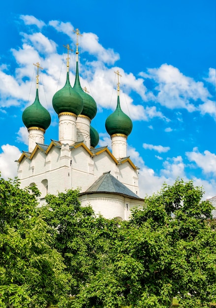 Photo des dômes sur le toit de l'église de grégoire le théologien au kremlin à rostov le grand