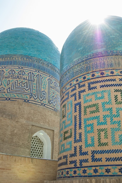 Dômes et tours du Registan à Samarkand. Architecture ancienne de l'Asie centrale