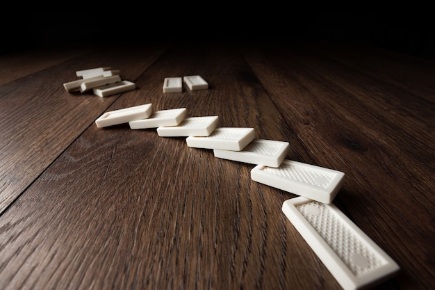 domino blanc sur bois marron