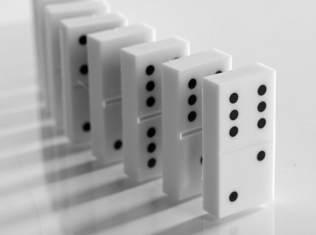 Photo dominos isolés sur blanc