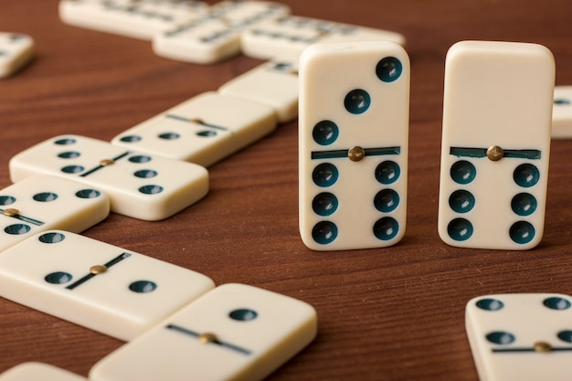 Dominos sur une table en bois. Le jeu est sur table