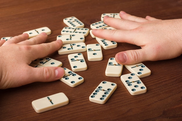 Dominos sur une table en bois. Le jeu est sur table