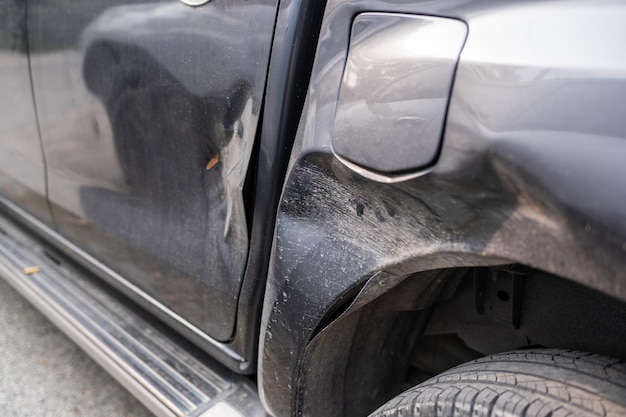 Dommages à la carrosserie près du puits de roue et du bouchon de carburant par collision