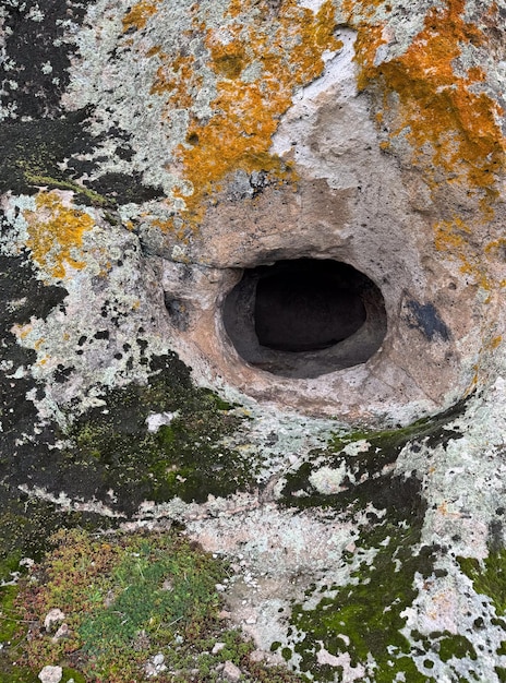 Domus de Janas nécropole Partulesi Ittireddu maison de fées structure en pierre préhistorique typique de Sardaigne