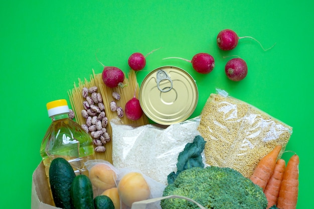 Don. L'approvisionnement alimentaire en stock alimentaire de crise pour la période d'isolement en quarantaine sur fond vert. Riz, pois, céréales, conserves, huile, légumes. Livraison de nourriture, coronavirus.