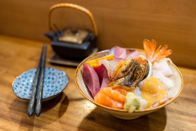 Un don de riz sashimi japonais dans le restaurant