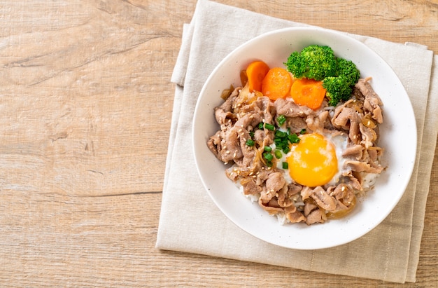 donburi, bol de riz au porc avec œuf onsen et légumes