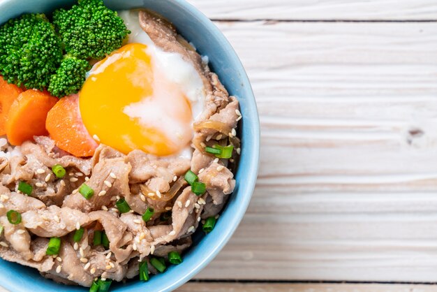 donburi, bol de riz au porc avec des œufs et des légumes onsen