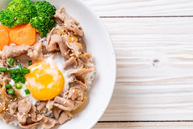 donburi, bol de riz au porc avec des œufs et des légumes onsen