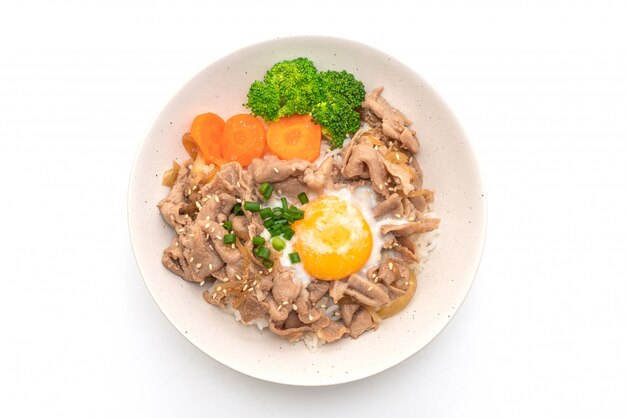 Donburi, bol de riz au porc avec onsen et œuf et légumes