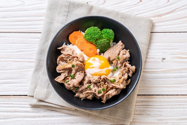 Donburi, bol de riz au porc avec onsen et œuf et légumes