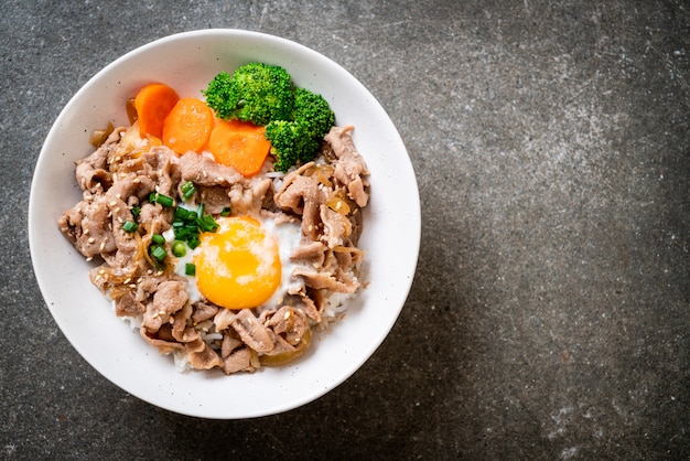 Donburi, bol de riz au porc avec onsen et œuf et légumes