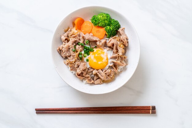 Donburi, bol de riz au porc avec onsen et œuf et légumes