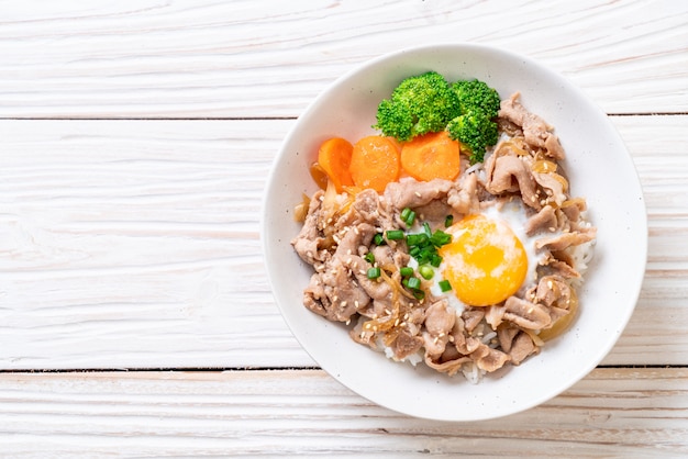 Donburi, bol de riz au porc avec onsen et œuf et légumes