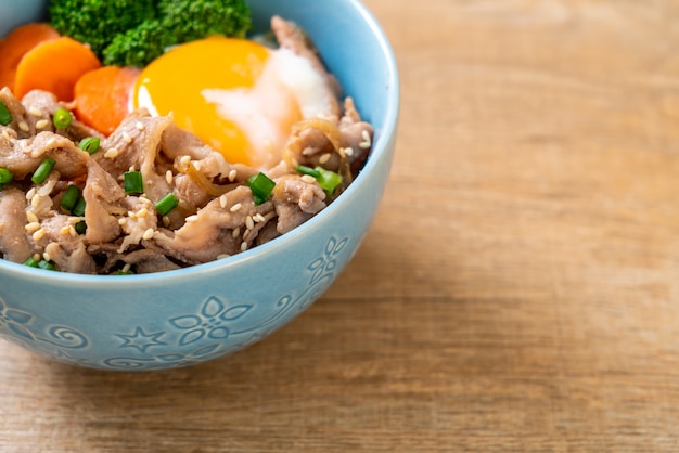 Donburi, bol de riz au porc avec onsen et œuf et légumes