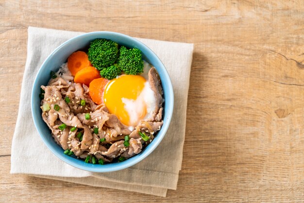 Donburi, bol de riz au porc avec onsen et œuf et légumes