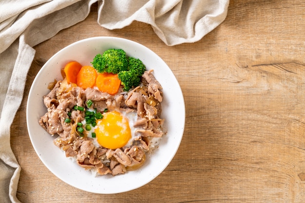 Donburi, bol de riz au porc avec onsen et œuf et légumes