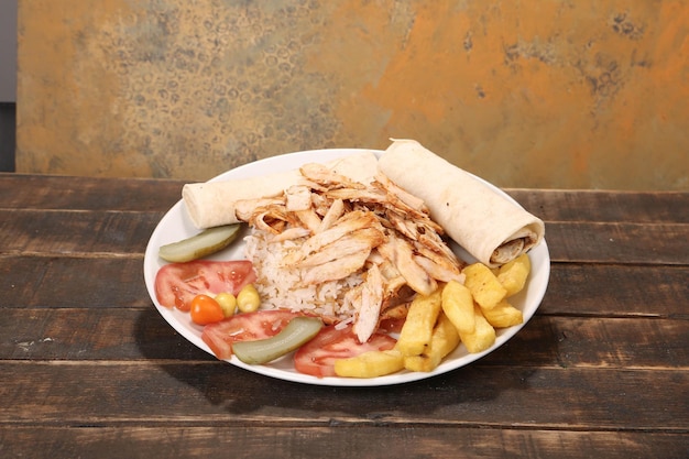 Doner kebab est allongé sur la planche à découper Shawarma avec salade d'oignons à la viande se trouve sur un vieux bois sombre