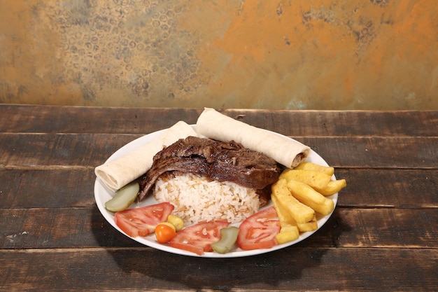 Doner kebab est allongé sur la planche à découper Shawarma avec salade d'oignons à la viande se trouve sur un vieux bois sombre