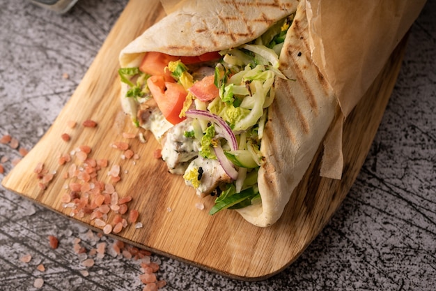 Doner kebab un shawarma dans un noyau de légumes frais et de viande avec de grandes épices restaurant servant sur...