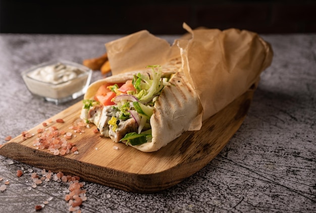 Doner kebab un shawarma dans un noyau de légumes frais et de viande avec de grandes épices restaurant servant sur...