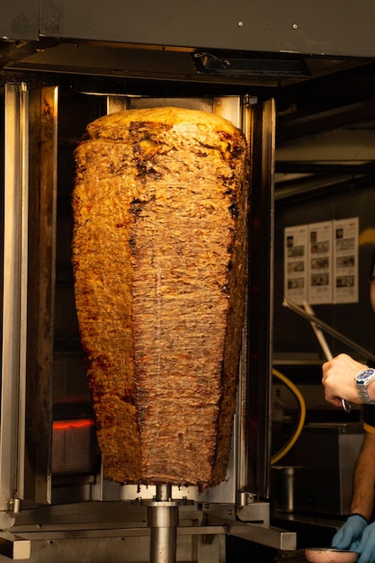 Doner Kebab turc traditionnel kebab sur brochette cuisine turque street food