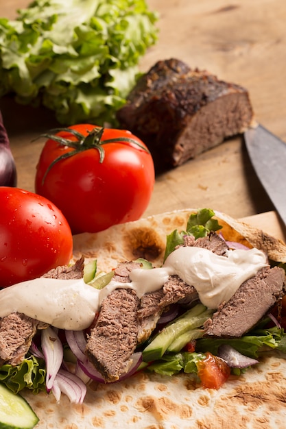 Doner kebab - viande de bœuf frite avec des légumes