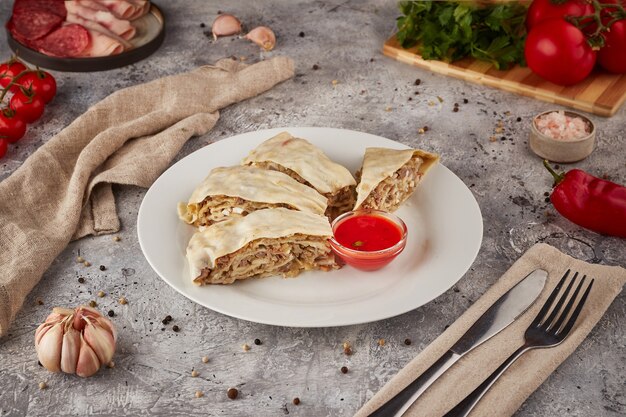 Doner kebab avec viande, légumes et sauce