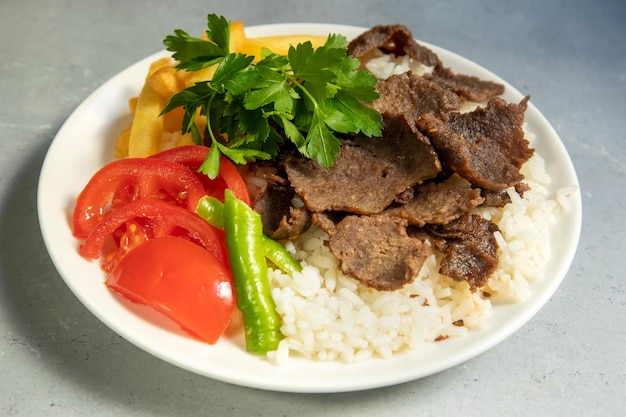 Doner de viande menu iskender menu sur plaque viande spéciale turque doner food menu spécial nom turc pilav ustu et doner