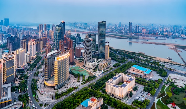 Donnant sur la vue de nuit de Nanchang, province du Jiangxi