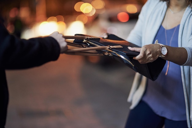 Donne-moi ce sac Photo recadrée d'une femme méconnaissable se faisant voler son sac par un voleur