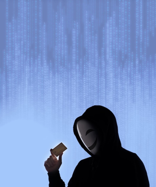 Photo données personnelles de cartes de crédit volées par un homme anonyme en chemise à capuche noire
