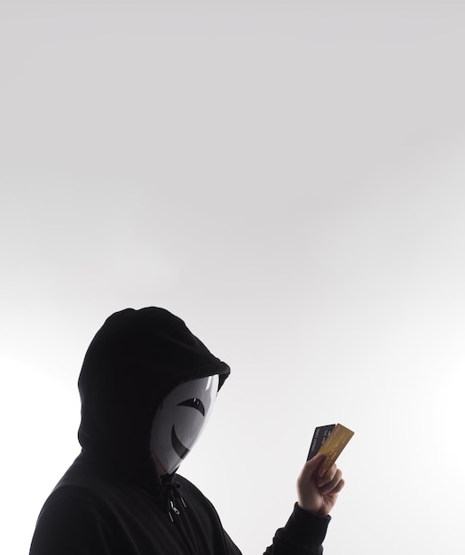 Données personnelles de cartes de crédit volées par un homme anonyme en chemise à capuche noire