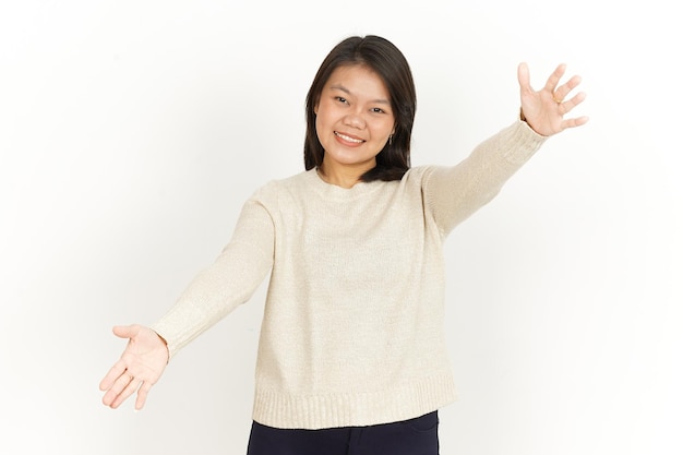 Donner un câlin geste de belle femme asiatique isolé sur fond blanc