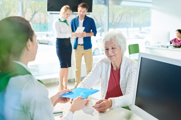 Donner un ensemble de documents à une dame âgée