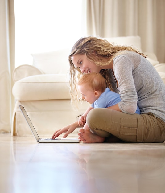 Donner à maman de bons conseils en matière de stock Photo d'une jolie jeune femme et de son adorable fils