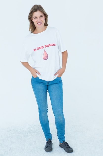 Donneur de sang avec les mains dans les poches