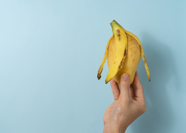 Donnez à un homme une peau de mangue et de banane.