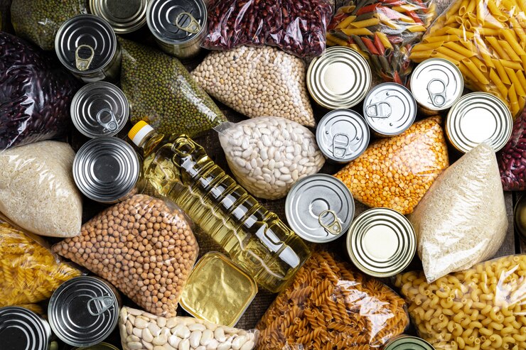 Dons de la nourriture avec de la nourriture en conserve sur le fond de la table. Faire un don de concept.