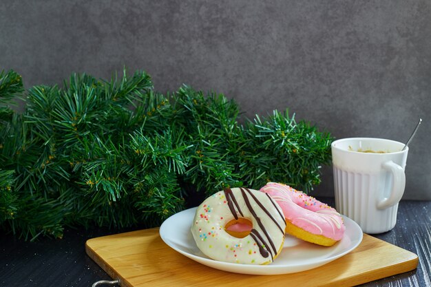 Donut. Aliments sucrés et tasse de café