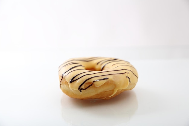 Donut au chocolat blanc isolé en fond blanc