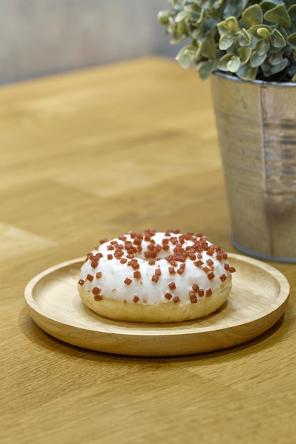 Donut aux fraises sur table