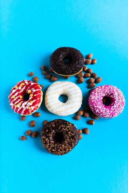 Donut aux noisettes sur fond bleu, gros plan