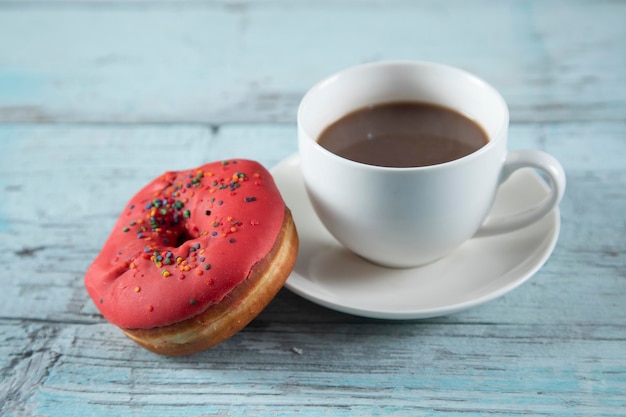 Donut et café sur table