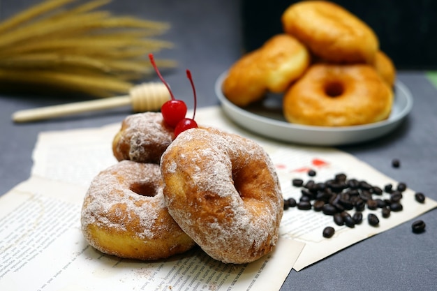 Donut avec cerise sur le dessus