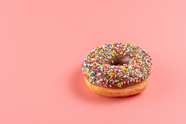 Donut avec une décoration de couleur douce