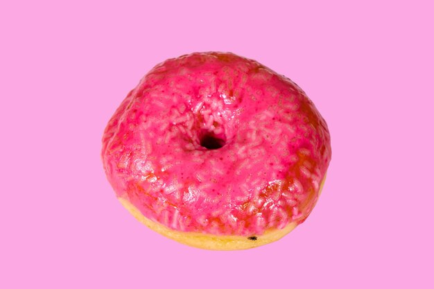 Donut avec dessus glacé isolé sur fond rose