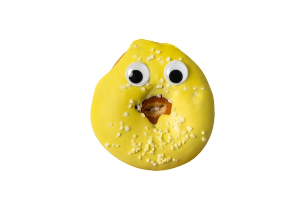 Donut avec glaçage jaune et yeux énormes isolés sur fond blanc Personnage drôle de beignet