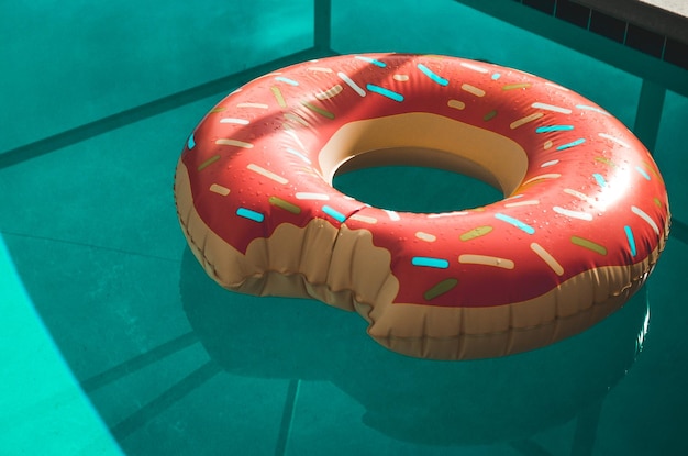 Un donut gonflable dans une piscine