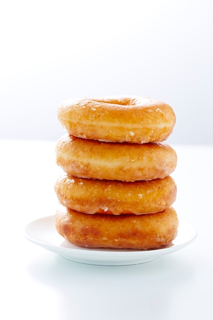 Donut isolé sur une plaque blanche